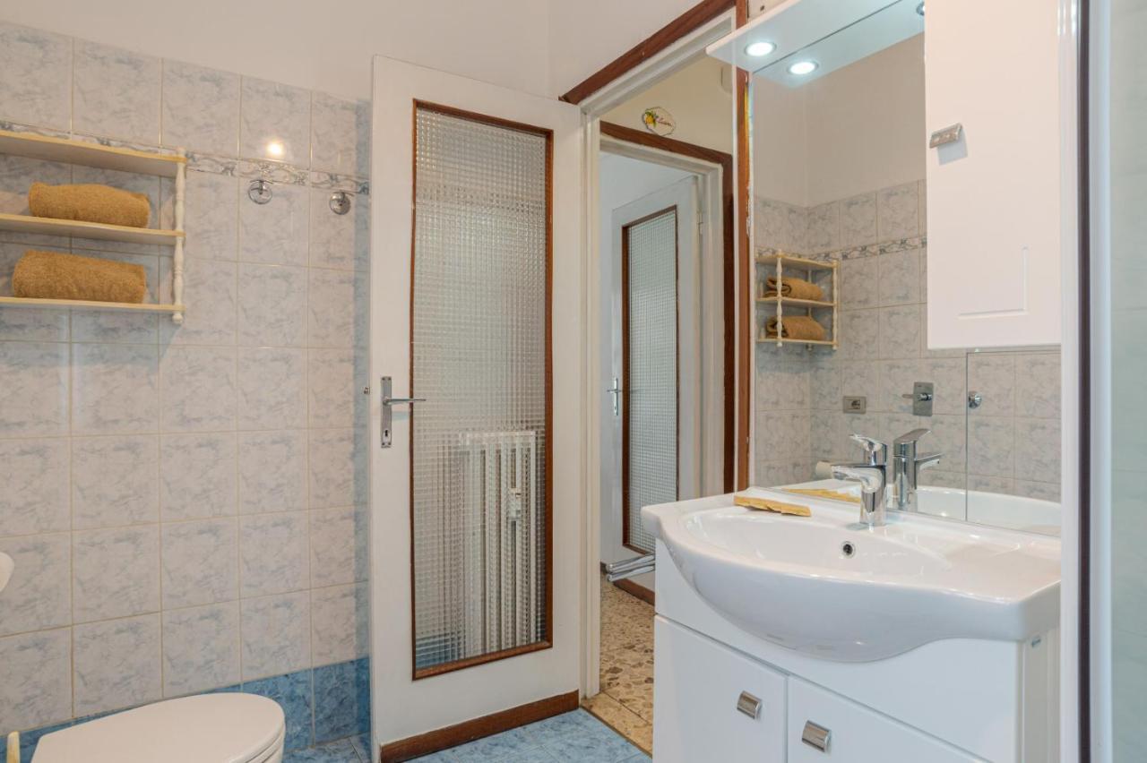 Lovely & Quiet Apartment - With Balcony & Parking Комо Екстериор снимка